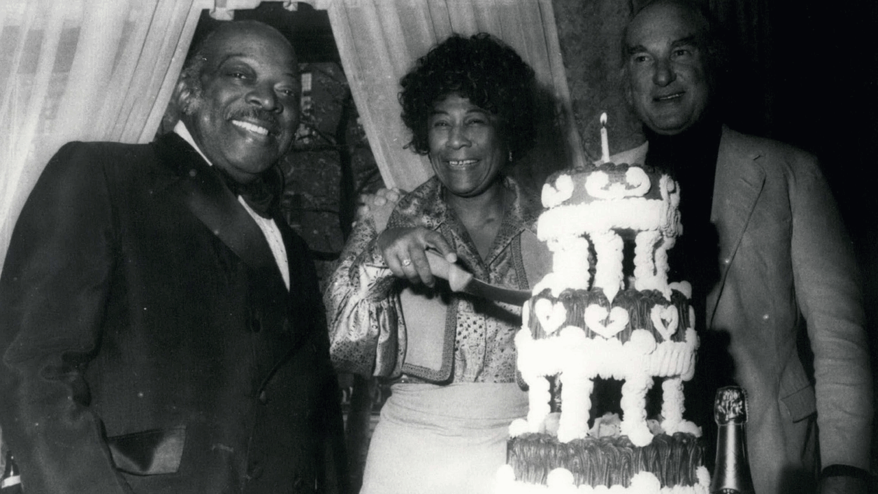 Ella Fitzgerald mit Manager Norman Granz und Count Basie. Ella Fitzgerald mit Manager Norman Granz und Count Basie.