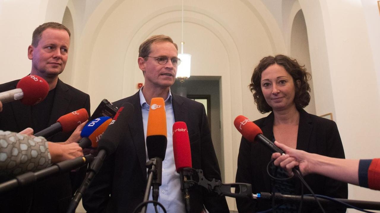 Der Parteivorsitzende der Partei Die Linke in Berlin, Klaus Lederer (l-r), der Vorsitzende der Berliner SPD und regierender Bürgermeister Michael Müller und die Fraktionsvorsitzende und Spitzenkandidatin von Bündnis 90/Die Grünen bei den Abgeordnetenhauswahlen, Ramona Pop informieren am 06.10.2016 in Berlin im Roten Rathaus die Medien. Der Parteivorsitzende der Partei Die Linke in Berlin, Klaus Lederer (l-r), der Vorsitzende der Berliner SPD und regierender Bürgermeister Michael Müller und die Fraktionsvorsitzende und Spitzenkandidatin von Bündnis 90/Die Grünen bei den Abgeordnetenhauswahlen, Ramona Pop informieren am 06.10.2016 in Berlin im Roten Rathaus die Medien.
