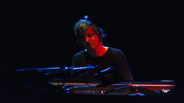 Der Pianist Michael Wollny bei einem Live-Auftritt am Klavier Der Pianist Michael Wollny bei einem Live-Auftritt am Klavier