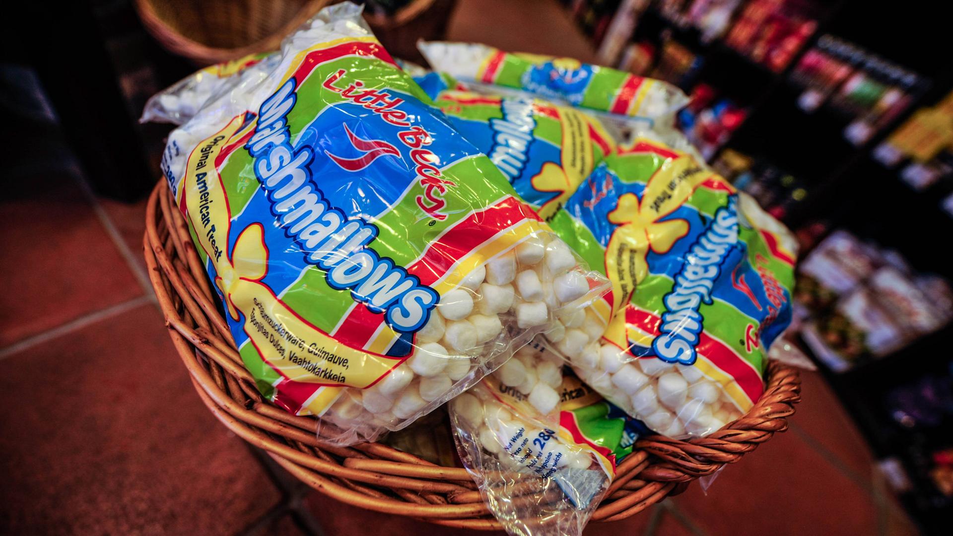Mehrere Packungen mit amerikanischen Marshmallows liegen in einem Korb. Mehrere Packungen mit amerikanischen Marshmallows liegen in einem Korb.