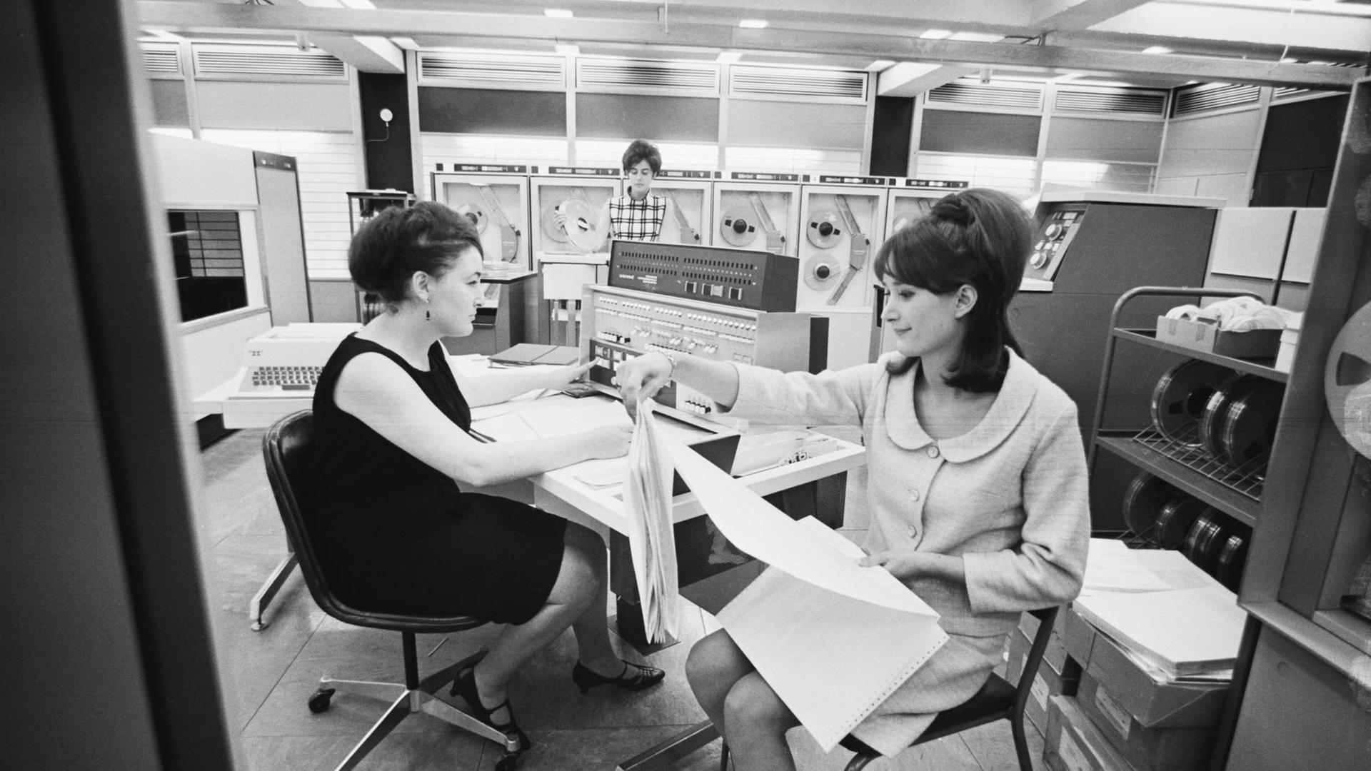 Willow Winston und Gaynor Helfen, die für 'Operation Match' arbeiten, werten Daten für den ersten Computer-Dating-Dienst aus, Großbritannien, 3. Oktober 1965.