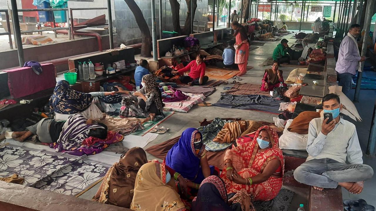 Patienten liegen und sitzen auf Decken auf dem Boden im RML Hospital in Neu-Delhi in Indien, aufgenommen am 7. November 2020. Patienten liegen und sitzen auf Decken auf dem Boden im RML Hospital in Neu-Delhi in Indien, aufgenommen am 7. November 2020.