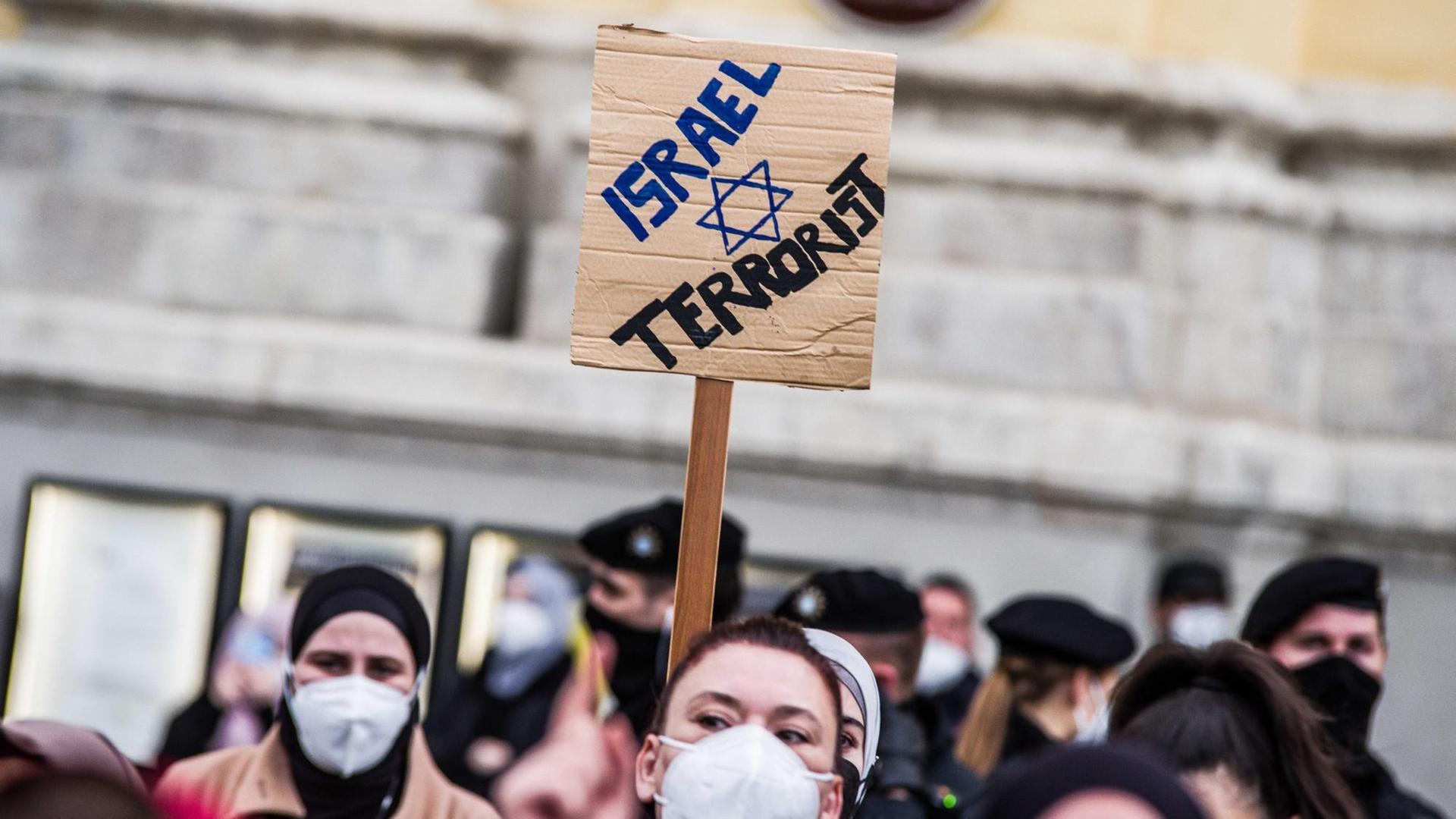 Auf einem Plakat werden Israelis mit Terroristen verglichen. Auf einem Plakat werden Israelis mit Terroristen verglichen.