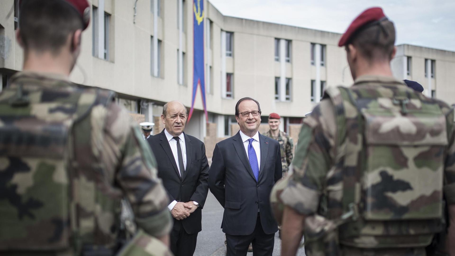 Francois Hollande besucht im Juli 2016 Truppen der Anti-Terror-Einheit 'Sentinelle'. Francois Hollande besucht im Juli 2016 Truppen der Anti-Terror-Einheit 'Sentinelle'.