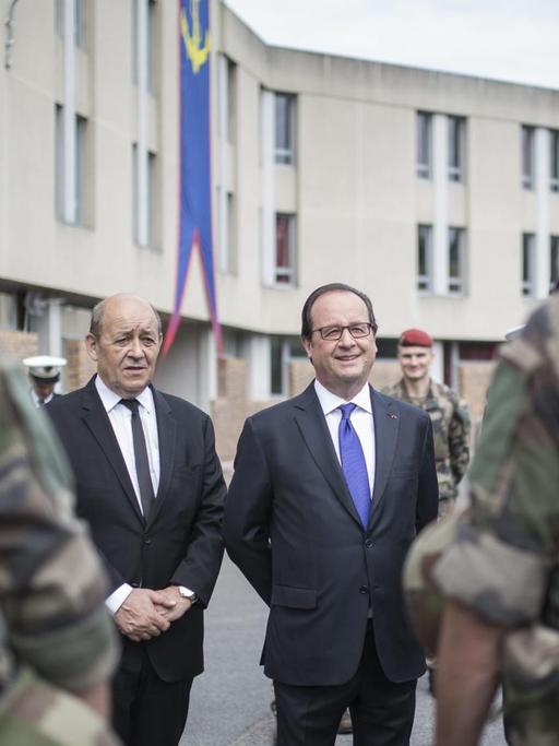 Francois Hollande besucht im Juli 2016 Truppen der Anti-Terror-Einheit 'Sentinelle'.