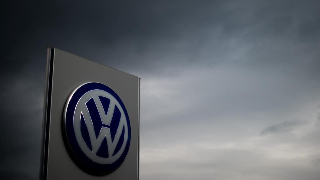 Ein VW-Logo ist auf einem Schild eines Volkswagen-Händlers in Hannover angebracht Ein VW-Logo ist auf einem Schild eines Volkswagen-Händlers in Hannover angebracht