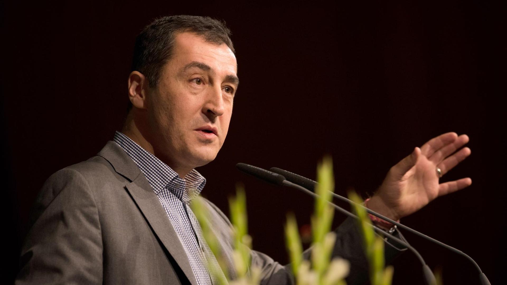 Der Bundesvorsitzende von Bündnis 90/Die Grünen, Cem Özdemir, spricht am 17.10.2015 in Bad Windsheim (Bayern) auf dem Landesparteitag der Grünen. Der Bundesvorsitzende von Bündnis 90/Die Grünen, Cem Özdemir, spricht am 17.10.2015 in Bad Windsheim (Bayern) auf dem Landesparteitag der Grünen.