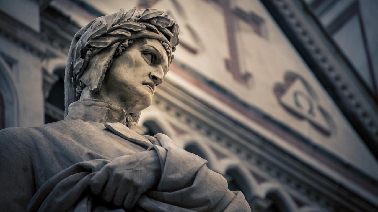 Blick von unten auf das Gesicht der Dante-Statue von Florenz, das vor einem historischen Kirchengebäude steht. Blick von unten auf das Gesicht der Dante-Statue von Florenz, das vor einem historischen Kirchengebäude steht.