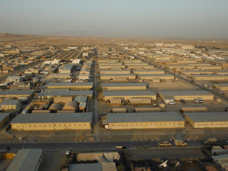 Blick auf das deutsche Militärlager "Camp Marmal" in Masar-i-Sharif.