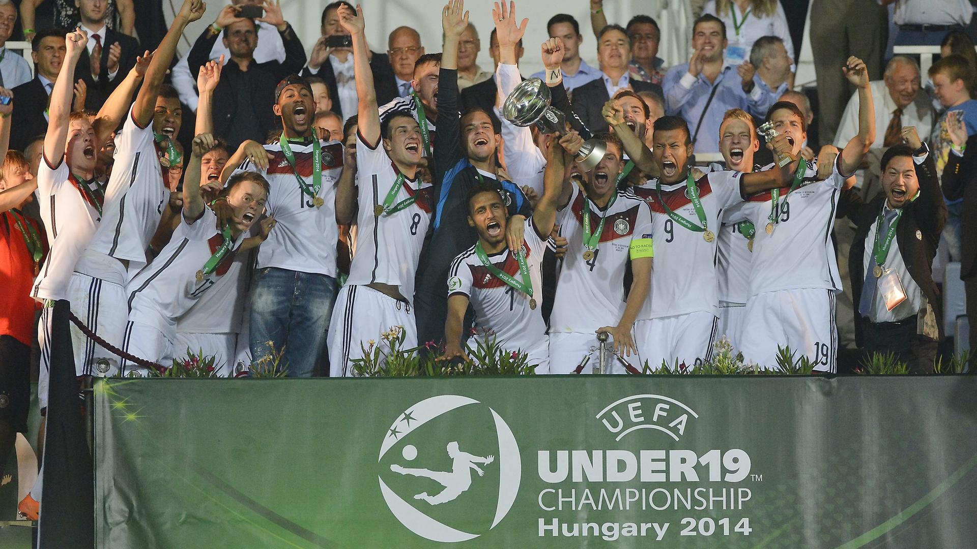 Die deutsche U19-Nationalmannschaft feiert die Europameisterschaft 2014 Die deutsche U19-Nationalmannschaft feiert die Europameisterschaft 2014