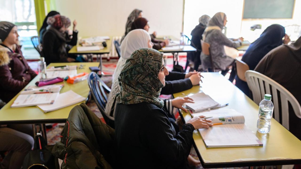 Muslimische Frauen aus Syrien während einer Deutschstunde in einer Moschee in Halle, 2018. Muslimische Frauen aus Syrien während einer Deutschstunde in einer Moschee in Halle, 2018.