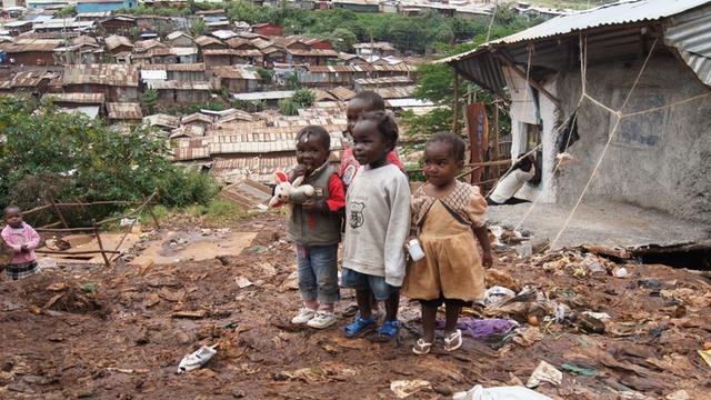 Kinder stehen auf einem Müllberg im Slum Kibera in Nairobi.