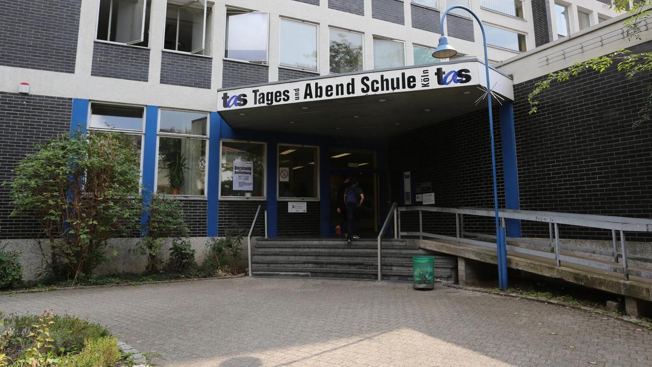 Eingang der Tages- und Abendschule TAS in Köln