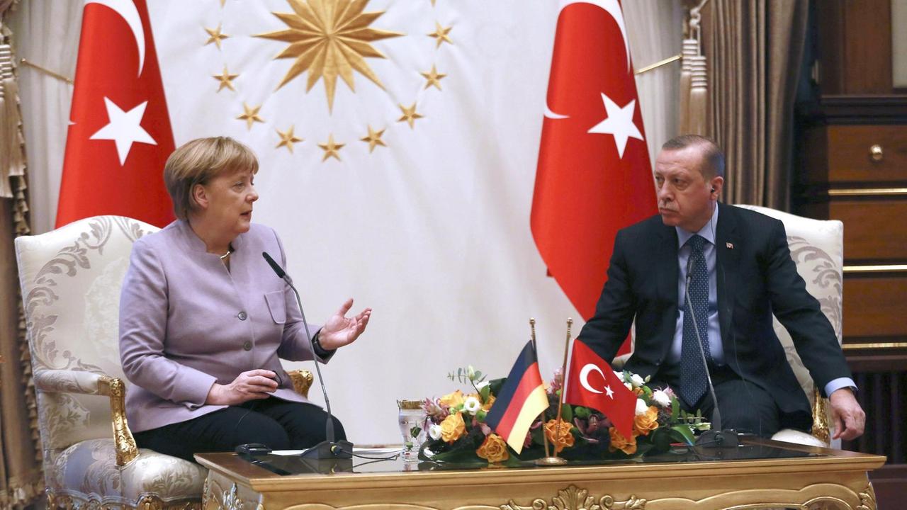 Bundeskanzlerin Merkel und der türkische Präsident Erdogan bei einem Treffen in Ankara. Bundeskanzlerin Merkel und der türkische Präsident Erdogan bei einem Treffen in Ankara.