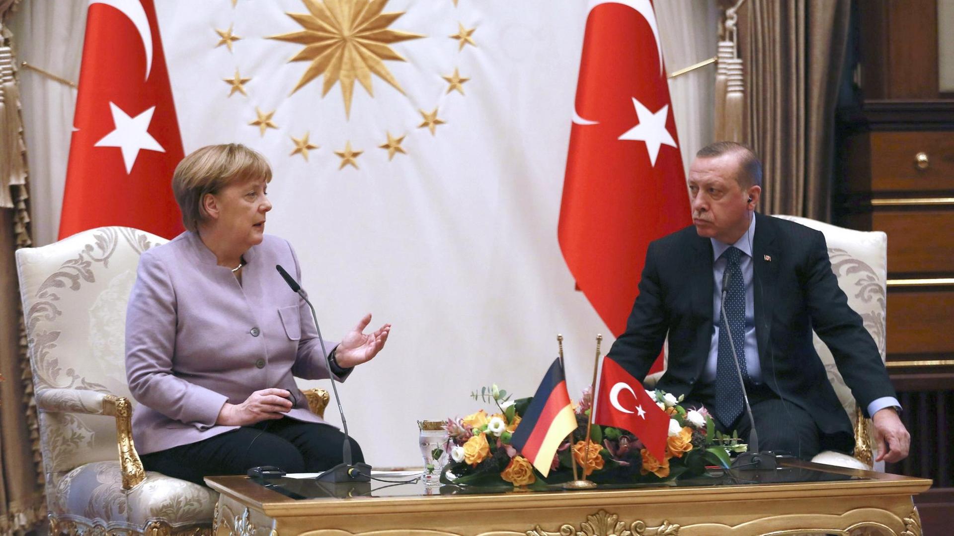 Bundeskanzlerin Merkel und der türkische Präsident Erdogan bei einem Treffen in Ankara.