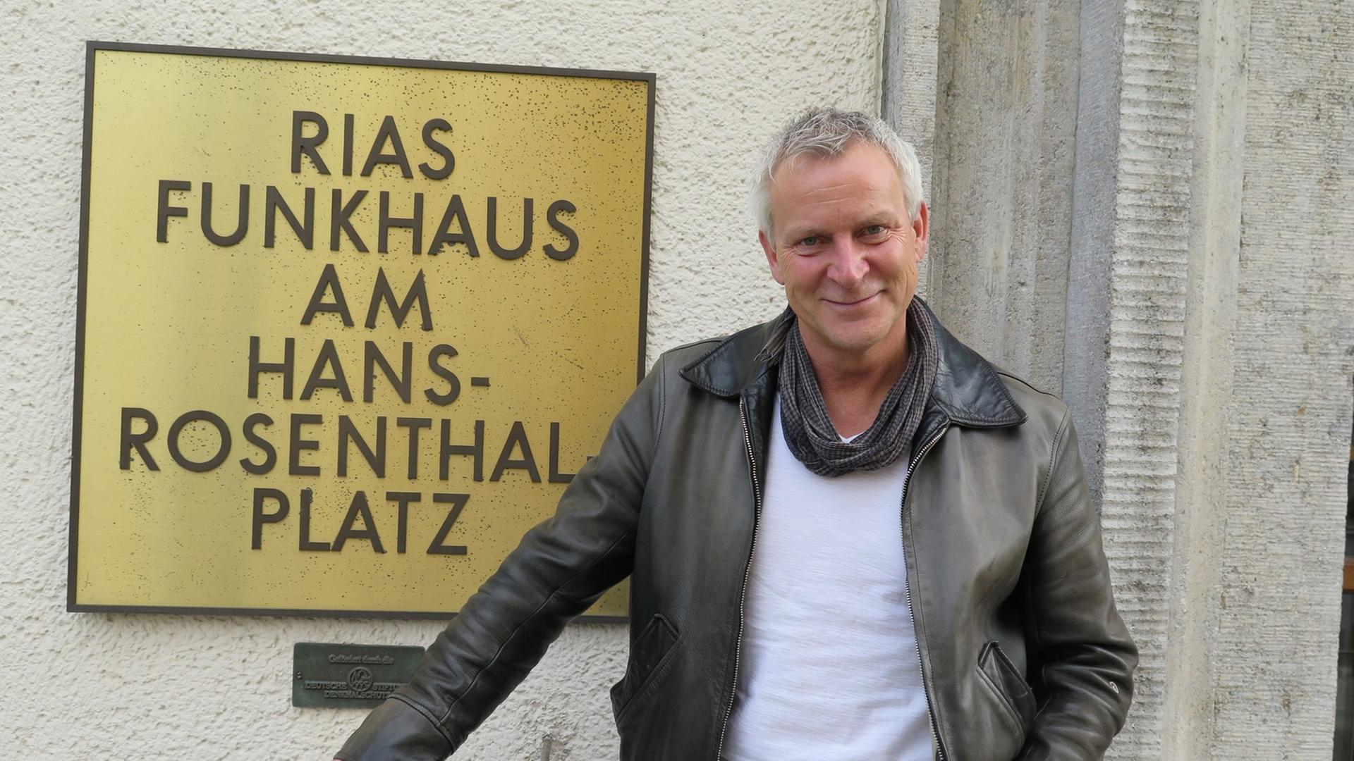 Der Sänger und Liedermacher Dirk Michaelis vor unserem Funkhaus am Hans-Rosenthal-Platz. Der Sänger und Liedermacher Dirk Michaelis vor unserem Funkhaus am Hans-Rosenthal-Platz.