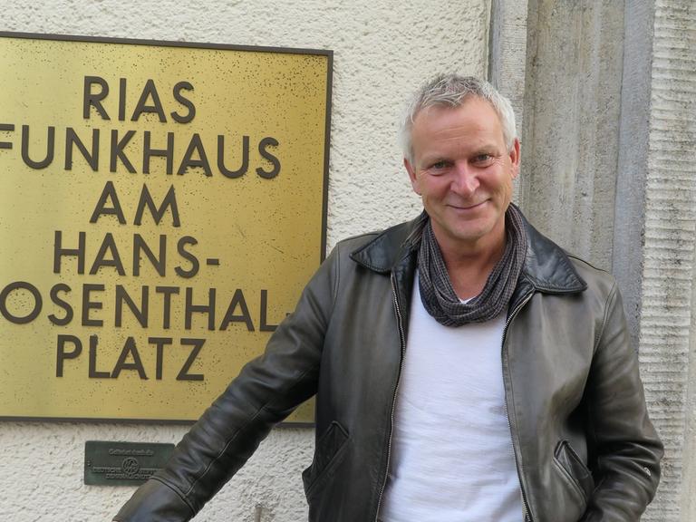 Der Sänger und Liedermacher Dirk Michaelis vor unserem Funkhaus am Hans-Rosenthal-Platz.