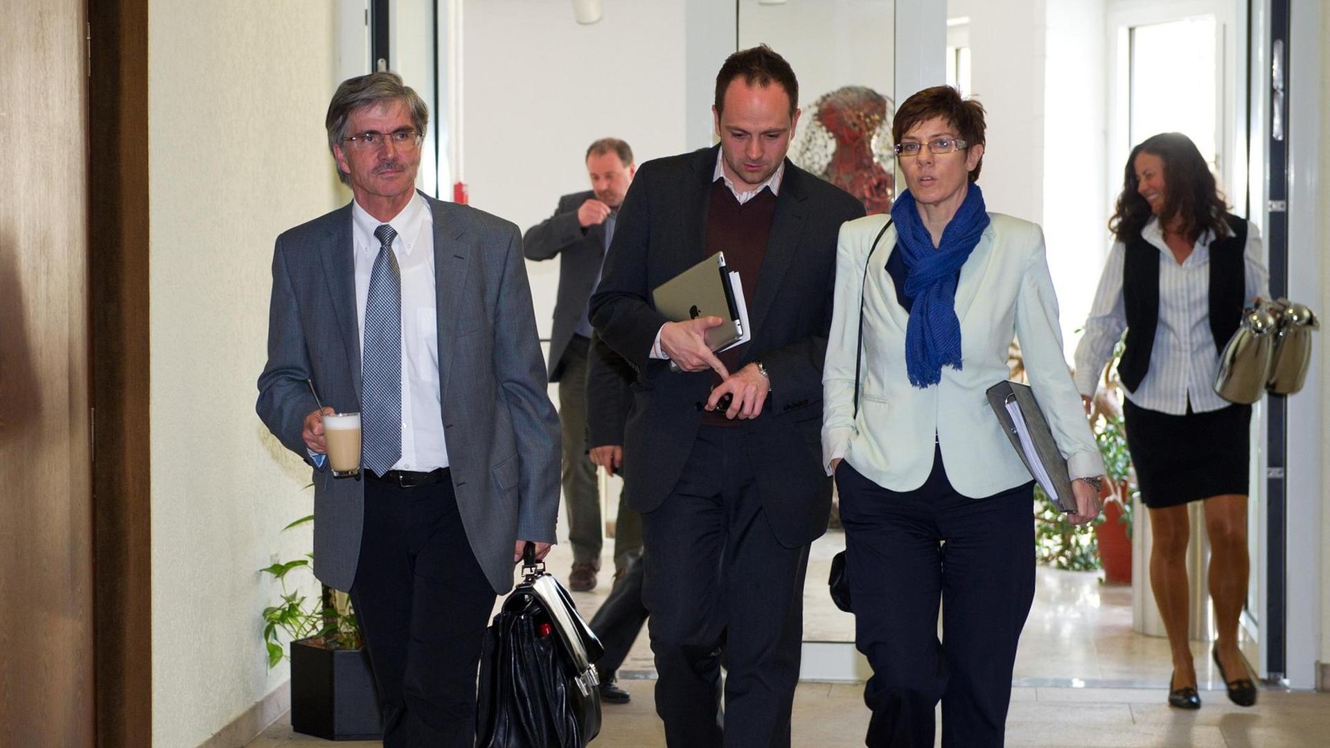 Das Tablet griffbereit: Regierungssprecher Thorsten Klein neben Annegret Kramp-Karrenbauer, der saarländischen Ministerpräsidentin.