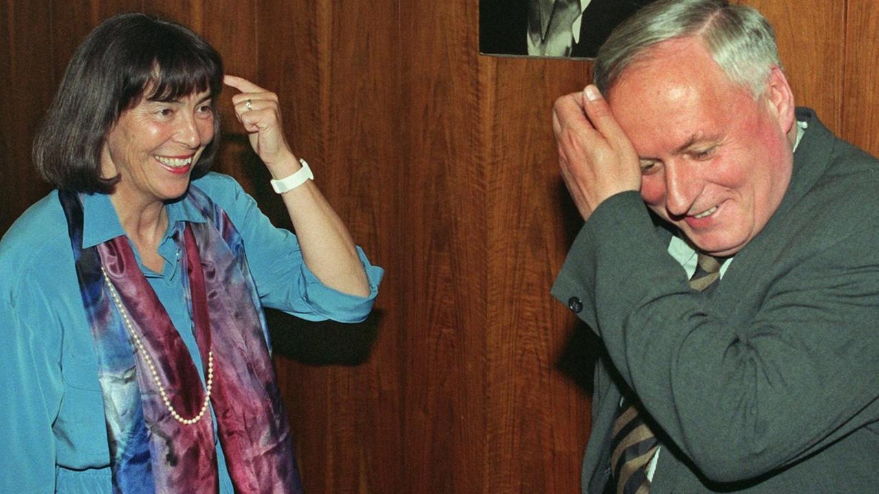 Einen Vogel zeigt die finanzpolitische Sprecherin der SPD-Bundestagsfraktion, Ingrid Matthäus-Maier dem SPD-Parteivorsitzenden Oskar Lafontaine zu Beginn der Fraktionssitzung der Sozialdemokraten in Bonn (Bild aus dem Jahr 1998) Einen Vogel zeigt die finanzpolitische Sprecherin der SPD-Bundestagsfraktion, Ingrid Matthäus-Maier dem SPD-Parteivorsitzenden Oskar Lafontaine zu Beginn der Fraktionssitzung der Sozialdemokraten in Bonn (Bild aus dem Jahr 1998)