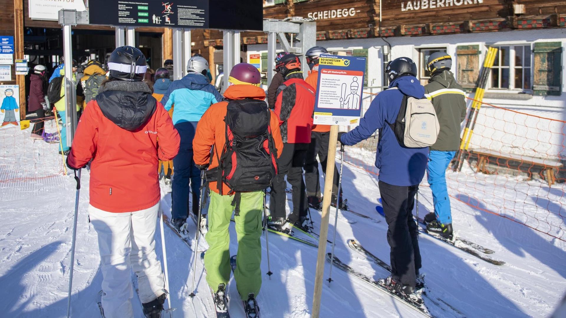 Dicht an dicht stehen Menschen an einem Skilift an. Dicht an dicht stehen Menschen an einem Skilift an.
