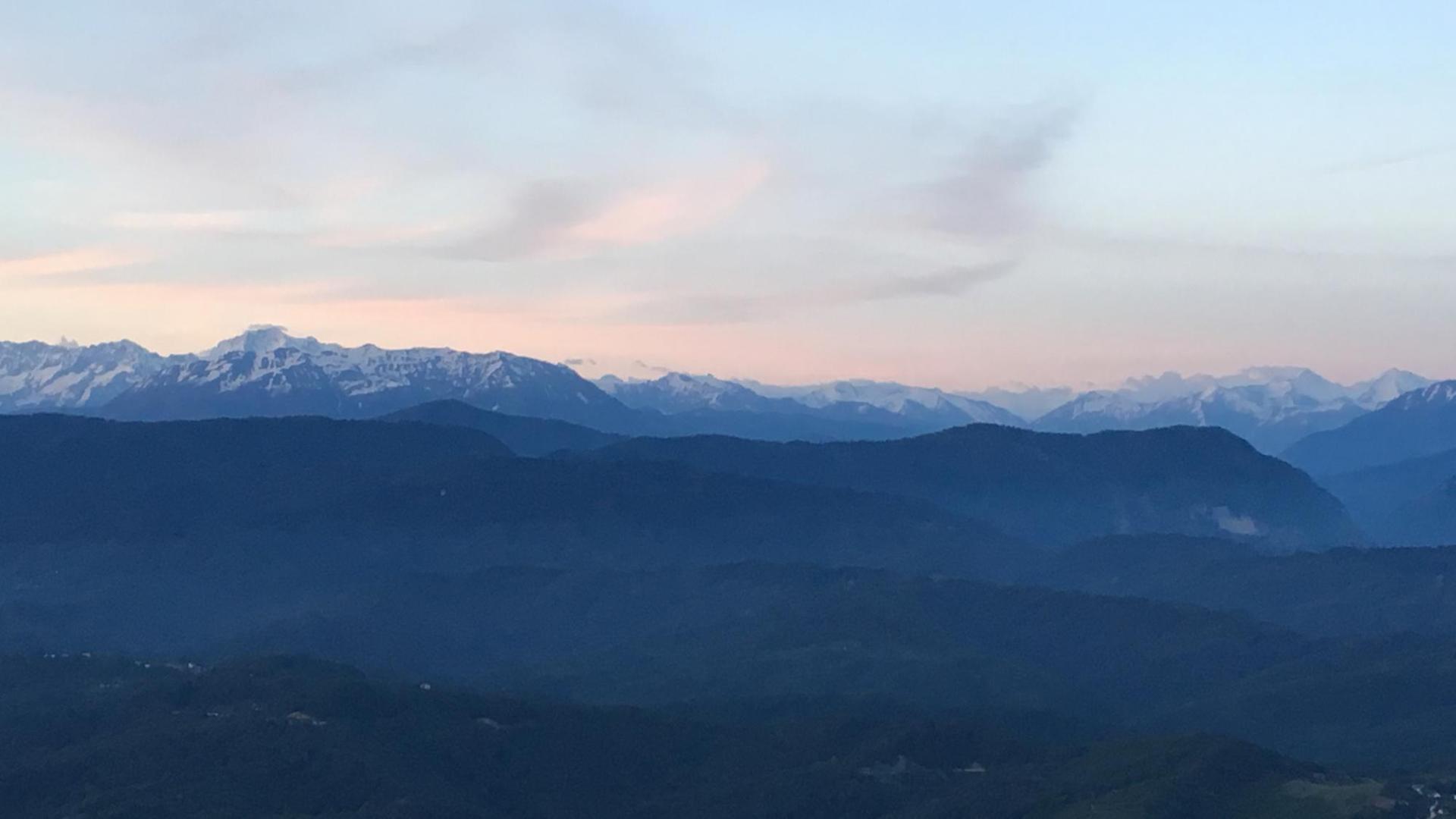 Die Gipfel des Kaukasus-Gebirges sind auch im Sommer schnee- und eisbedeckt. Die Gipfel des Kaukasus-Gebirges sind auch im Sommer schnee- und eisbedeckt.