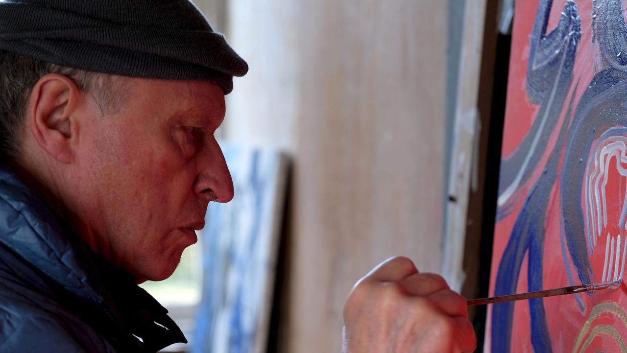 Der Künstler Valère Novarina beim Arbeiten in seinem Atelier. Nahaufnahme im Seitenprofil. Der Künstler Valère Novarina beim Arbeiten in seinem Atelier. Nahaufnahme im Seitenprofil.