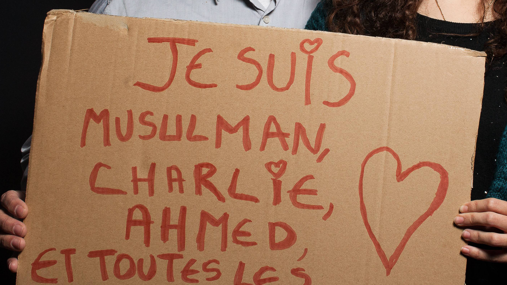 Ein Schild trägt die Aufschrift: Je suis Musulman, Charlie, Ahmed et toutes les Victimes. Ein Schild trägt die Aufschrift: Je suis Musulman, Charlie, Ahmed et toutes les Victimes.