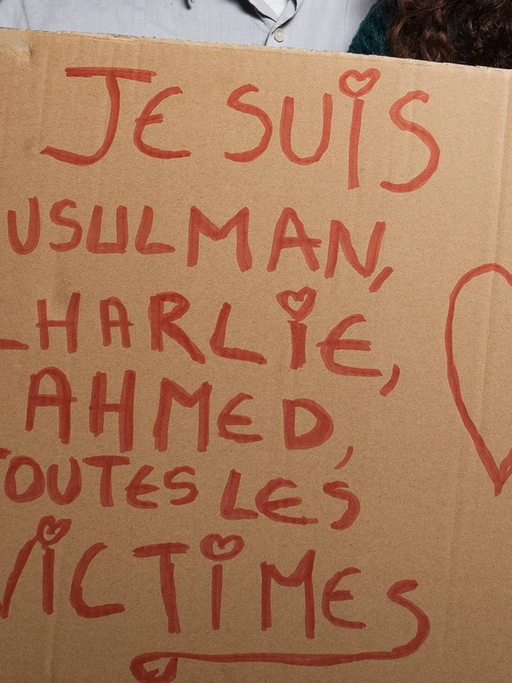 Ein Schild trägt die Aufschrift: Je suis Musulman, Charlie, Ahmed et toutes les Victimes.
