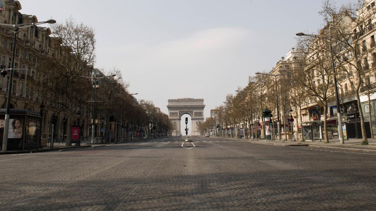 Ein komplett menschenleerer Boulevard in Paris Mitte März. Ein komplett menschenleerer Boulevard in Paris Mitte März.
