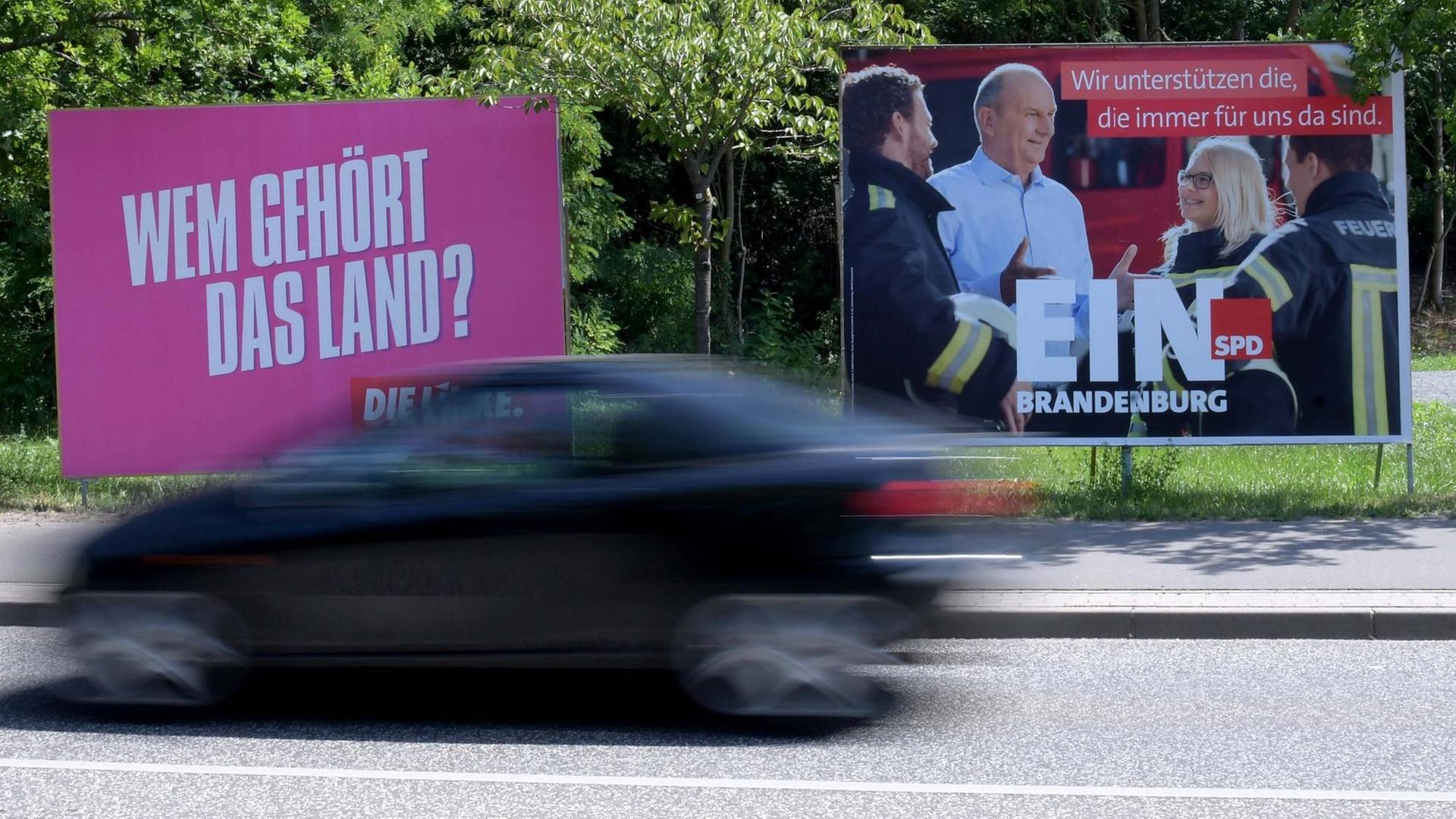 Wahlplakate - Landtagswahl in Brandenburg 2019 am 25.07.2019 in Potsdam Zwei Wahlplakate der Parteien DIE LINKE ( DIE LINKE ) - Wem gehört das Land? und der Sozialdemokratische Partei Deutschlands ( SPD ) Ein Brandenburg - Wir unterstützen die, die immer für uns da sind. Die Wahl zum 7. Landtag in Brandenburg ist für den 01. September 2019 angesetzt. Rund 2,1 Millionen Menschen sind berechtigt, in 44 Wahlkreisen ihre Stimmen abzugeben. Wahlplakate - Landtagswahl in Brandenburg 2019 am 25.07.2019 in Potsdam Zwei Wahlplakate der Parteien DIE LINKE ( DIE LINKE ) - Wem gehört das Land? und der Sozialdemokratische Partei Deutschlands ( SPD ) Ein Brandenburg - Wir unterstützen die, die immer für uns da sind. Die Wahl zum 7. Landtag in Brandenburg ist für den 01. September 2019 angesetzt. Rund 2,1 Millionen Menschen sind berechtigt, in 44 Wahlkreisen ihre Stimmen abzugeben.