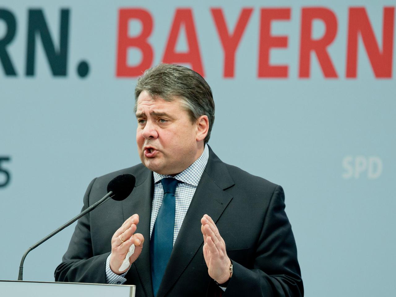 Der SPD-Bundesvorsitzende Sigmar Gabriel (SPD) spricht am 18.02.2015 in Vilshofen (Bayern) beim Politischen Aschermittwoch der Sozialdemokraten.