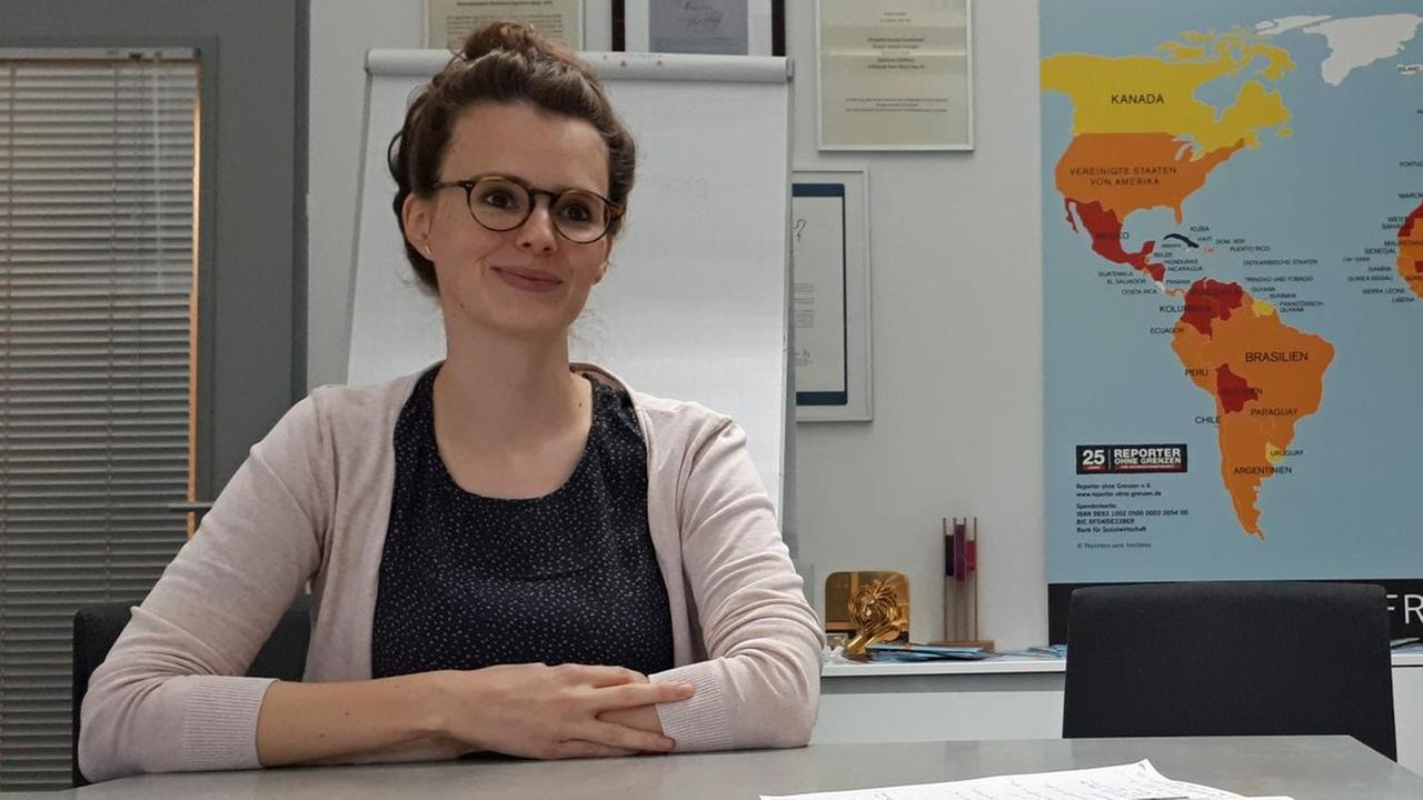 Porträt von Anne Renzenbrink neben einer Weltkarte zur Pressefreiheit weltweit 2019 von Reporter ohne Grenzen Porträt von Anne Renzenbrink neben einer Weltkarte zur Pressefreiheit weltweit 2019 von Reporter ohne Grenzen