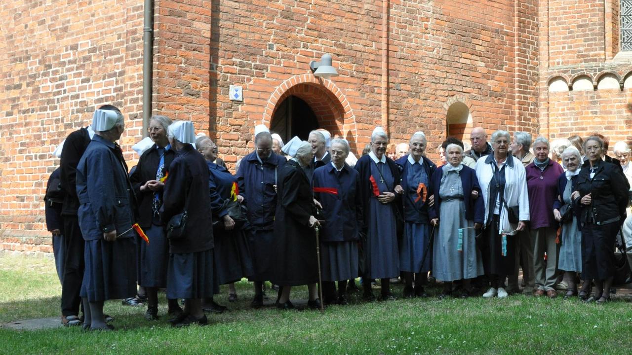 Diakonissen beim sogenannten Sternentreffen im brandenburgischen Kloster Lehnin 2011