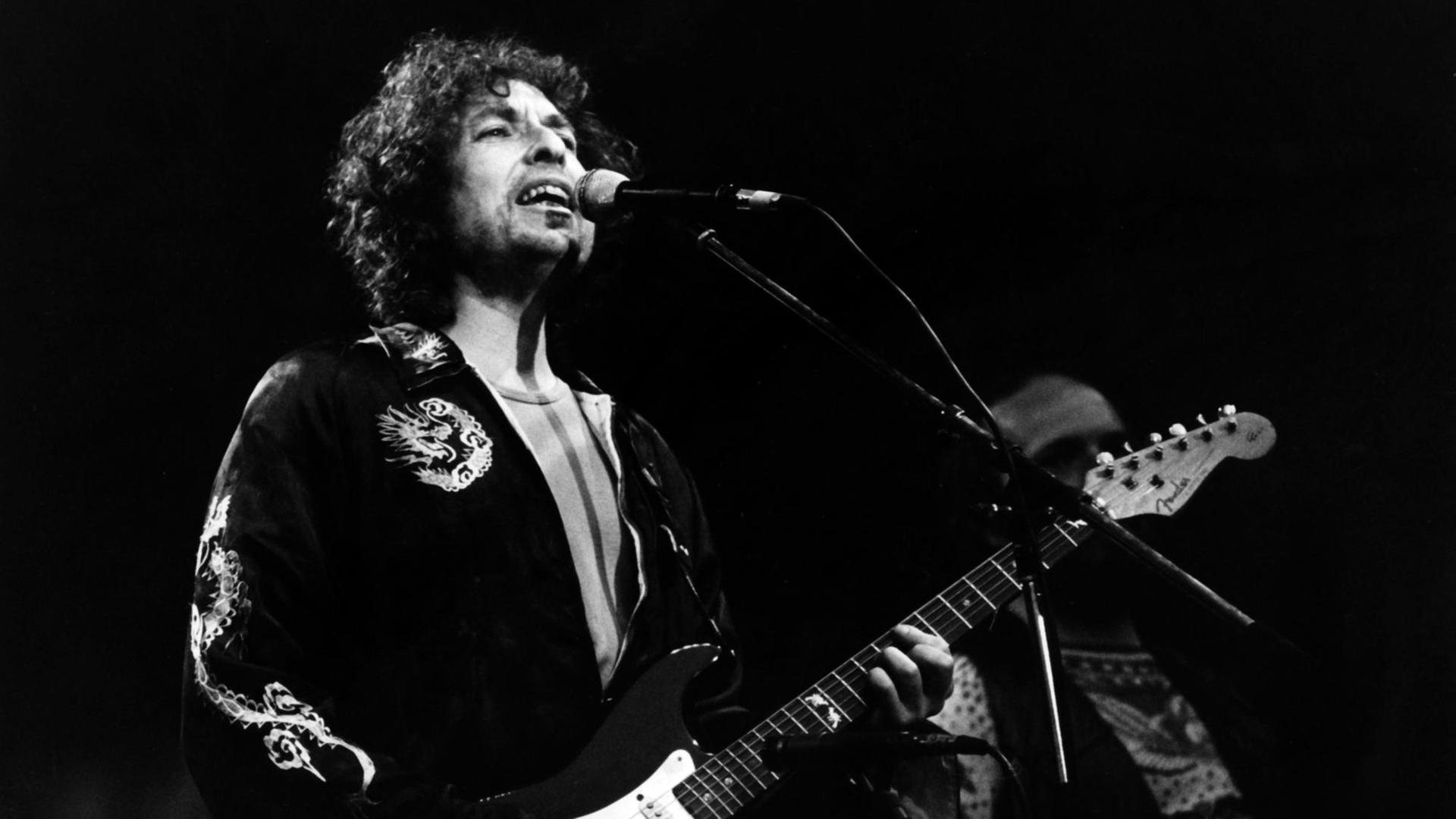 Bob Dylan singt und spielt Gitarre Bob Dylan singt und spielt Gitarre