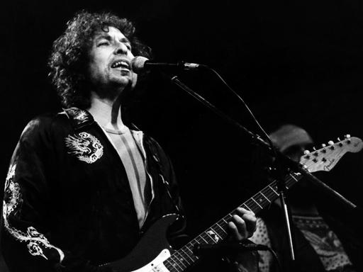 Bob Dylan singt und spielt Gitarre