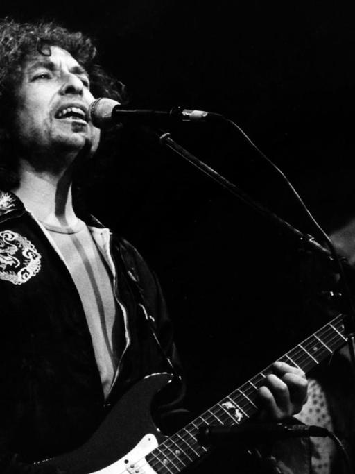 Bob Dylan singt und spielt Gitarre