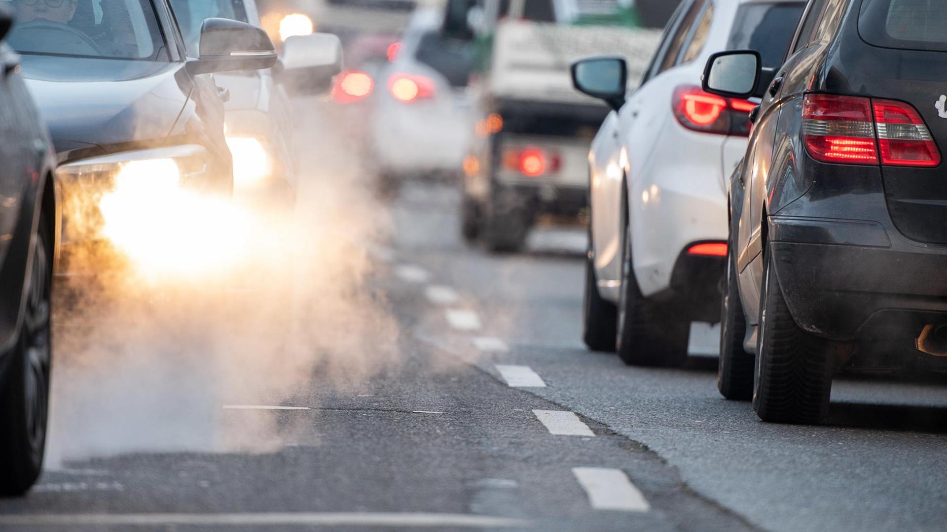 22.01.2019, Baden-Württemberg, Stuttgart: Autos stehen während dem ersten Feinstaubalarm im Jahr 2019 auf einer Straße hintereinander. Foto: Sebastian Gollnow/dpa | Verwendung weltweit 22.01.2019, Baden-Württemberg, Stuttgart: Autos stehen während dem ersten Feinstaubalarm im Jahr 2019 auf einer Straße hintereinander. Foto: Sebastian Gollnow/dpa | Verwendung weltweit