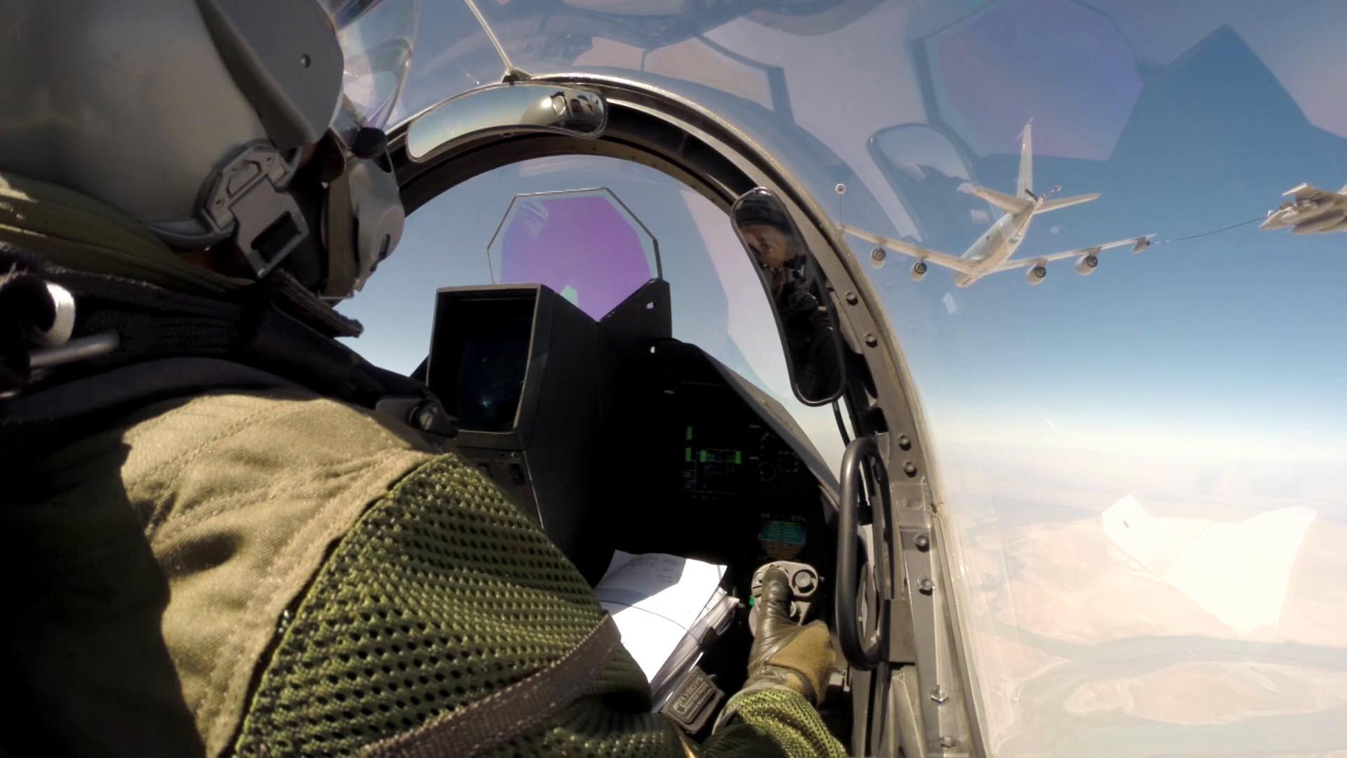 Ein von der französischen Luftwaffe zur Verfügung gestelltes Bild zeigt ein Rafale-Kampfflugzeug während des Einsatzes im Irak beim Betanken in der Luft. Ein von der französischen Luftwaffe zur Verfügung gestelltes Bild zeigt ein Rafale-Kampfflugzeug während des Einsatzes im Irak beim Betanken in der Luft.