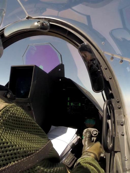 Ein von der französischen Luftwaffe zur Verfügung gestelltes Bild zeigt ein Rafale-Kampfflugzeug während des Einsatzes im Irak beim Betanken in der Luft.