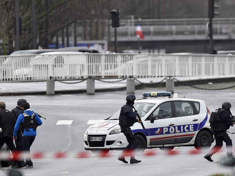 Bewaffnete Polizisten an der abgesperrten Metrostation Porte de Vincennes in Paris.