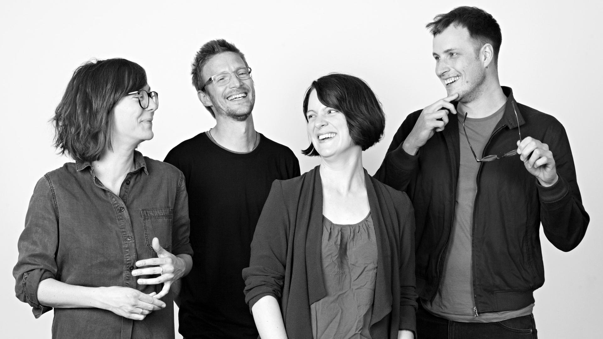 Eine Schwarz-Weiß-Fotografie der vier Podcast-Macher Christine Watty, Julius Stucke, Katrin Rönicke und Johannes Nichelmann Eine Schwarz-Weiß-Fotografie der vier Podcast-Macher Christine Watty, Julius Stucke, Katrin Rönicke und Johannes Nichelmann