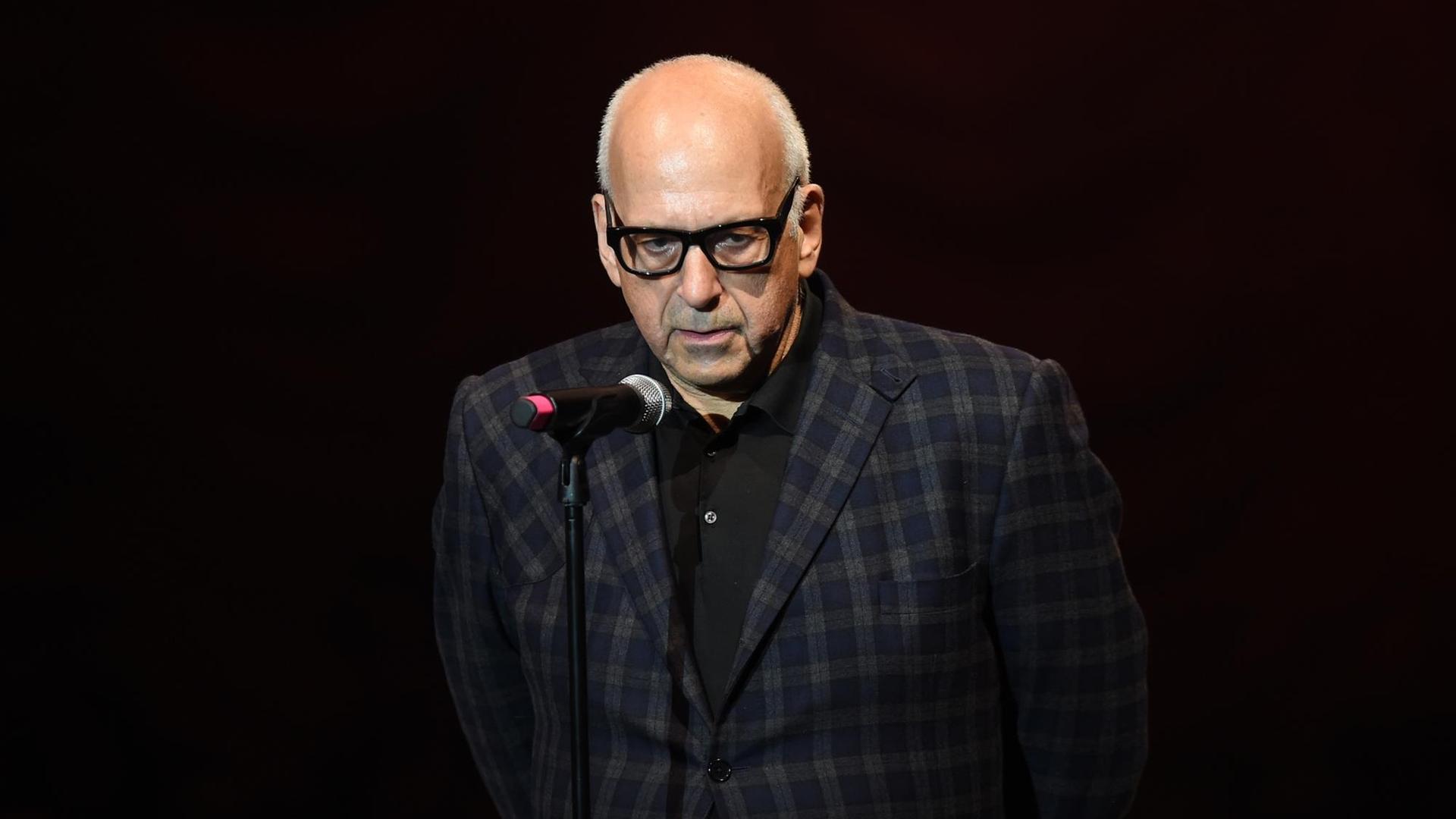 Der britische Musik-Produzent und Mute-Label-Gründer Daniel Miller ganz in schwarz und dicker Hornbrille bei der Verleihung des Preises für Popkultur 2016 Der britische Musik-Produzent und Mute-Label-Gründer Daniel Miller ganz in schwarz und dicker Hornbrille bei der Verleihung des Preises für Popkultur 2016