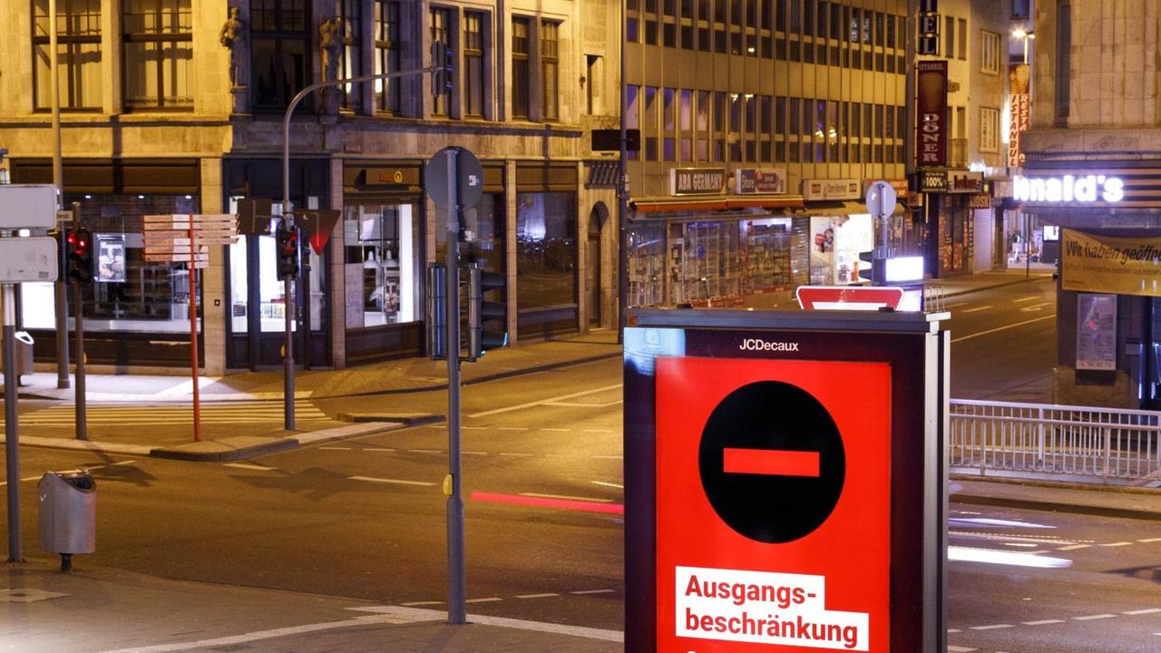 Eine Digitalanzeige in der Kölner Innenstadt weist auf die geltenden r Ausgangsbeschränkungen in der Zeit von 21 Uhr bis 5 Uhr hin Eine Digitalanzeige in der Kölner Innenstadt weist auf die geltenden r Ausgangsbeschränkungen in der Zeit von 21 Uhr bis 5 Uhr hin