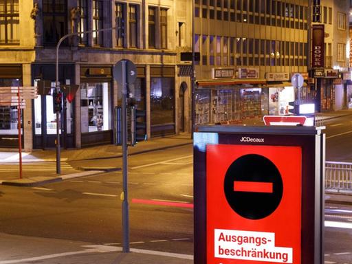 Eine Digitalanzeige in der Kölner Innenstadt weist auf die geltenden r Ausgangsbeschränkungen in der Zeit von 21 Uhr bis 5 Uhr hin