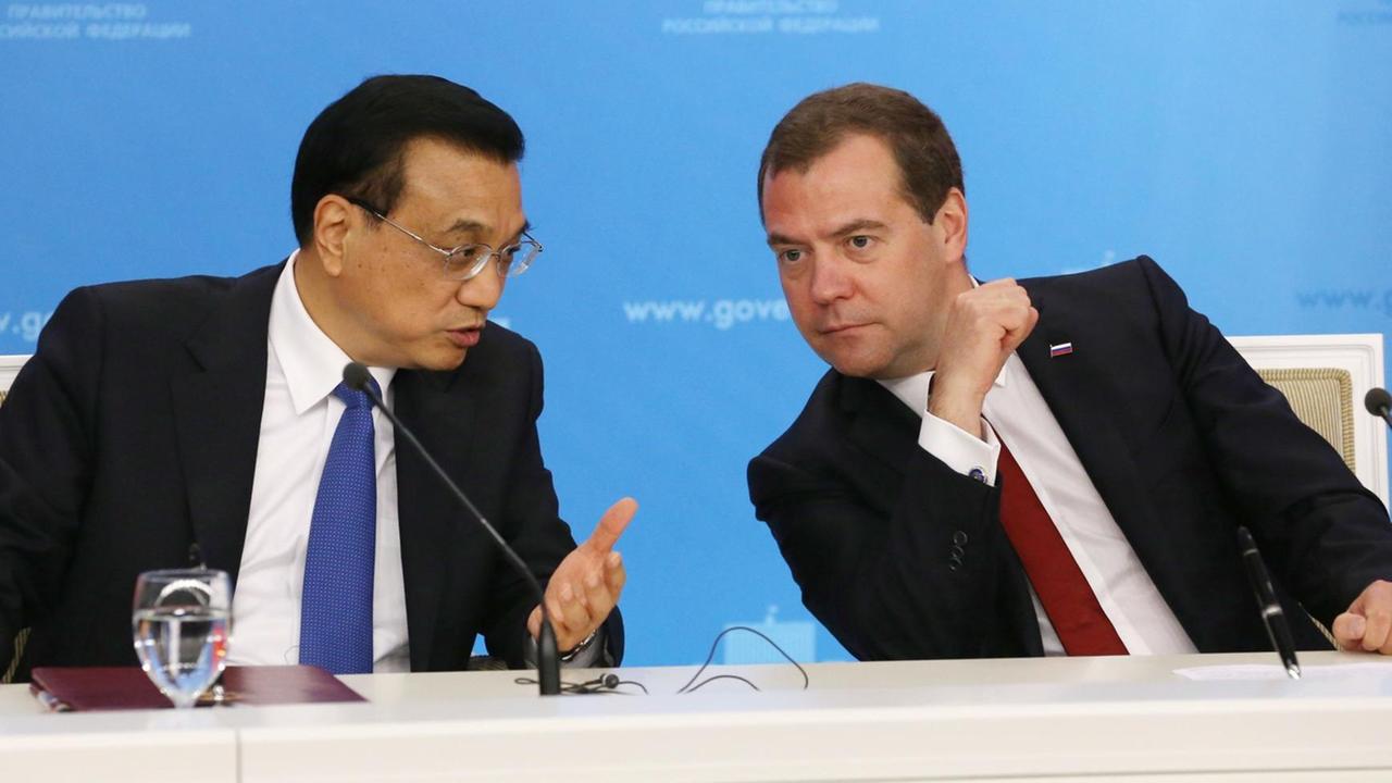 Die Regierungschefs von China und Russland, Li Keqiang und Medwedew bei einem Treffen im Oktobver 2014.