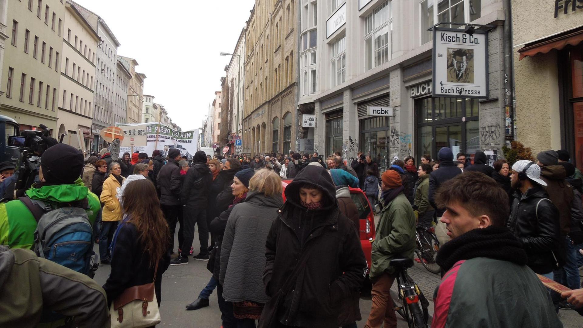 Demonstration in der Oranienstraße vor dem Buchladen Kisch & Co. Demonstration in der Oranienstraße vor dem Buchladen Kisch & Co.