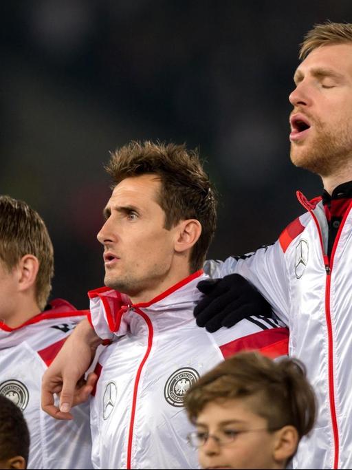 Spieler der deutschen Fußballnationalmannschaft singen die Nationalhymne