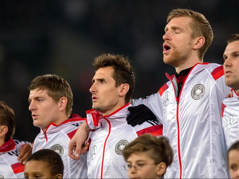 Spieler der deutschen Fußballnationalmannschaft singen die Nationalhymne