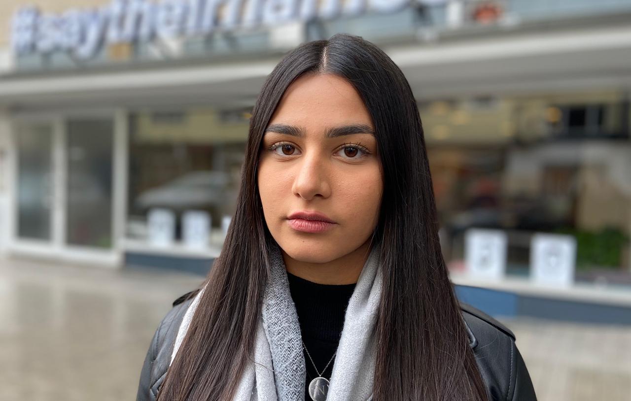 Nesrîn Unvar, Schwester des ermordeten Ferhat Unvar, vor dem Begegnungszentrum der Initiative 19. Februar am Hanauer Heumarkt. Nesrîn Unvar, Schwester des ermordeten Ferhat Unvar, vor dem Begegnungszentrum der Initiative 19. Februar am Hanauer Heumarkt.