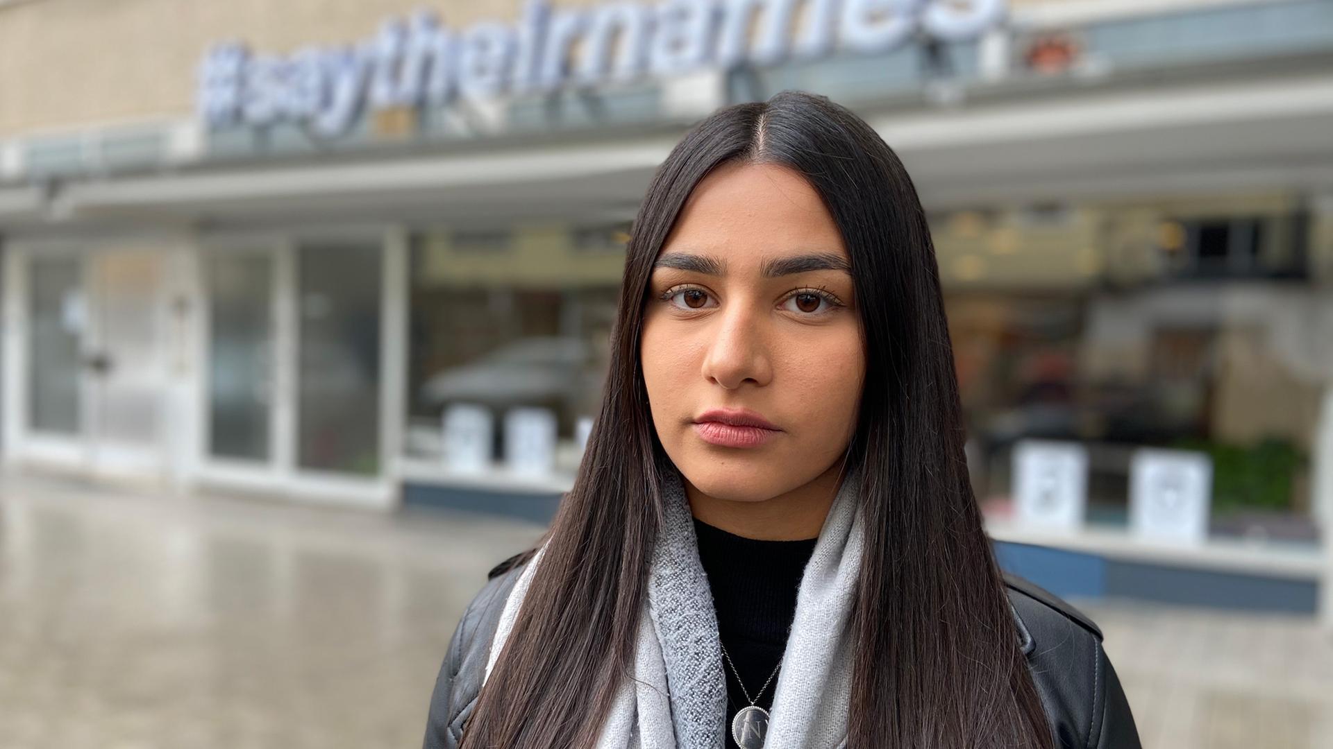 Nesrîn Unvar, Schwester des ermordeten Ferhat Unvar, vor dem Begegnungszentrum der Initiative 19. Februar am Hanauer Heumarkt. Nesrîn Unvar, Schwester des ermordeten Ferhat Unvar, vor dem Begegnungszentrum der Initiative 19. Februar am Hanauer Heumarkt.
